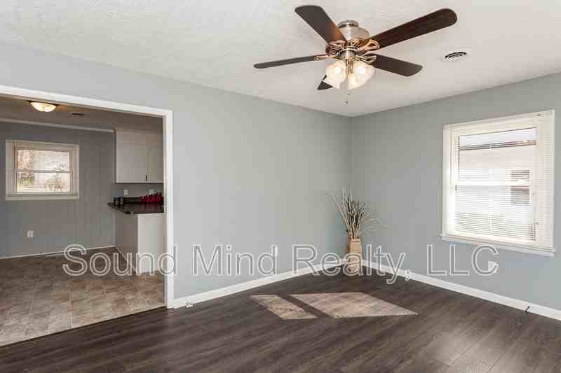 704 E Joyner St - Photo 4 of 25