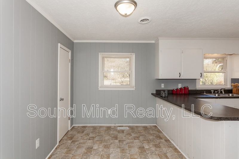 704 E Joyner St - Photo 6 of 25