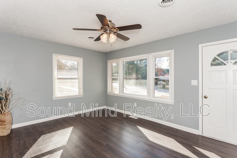 704 E Joyner St - Photo 7 of 25