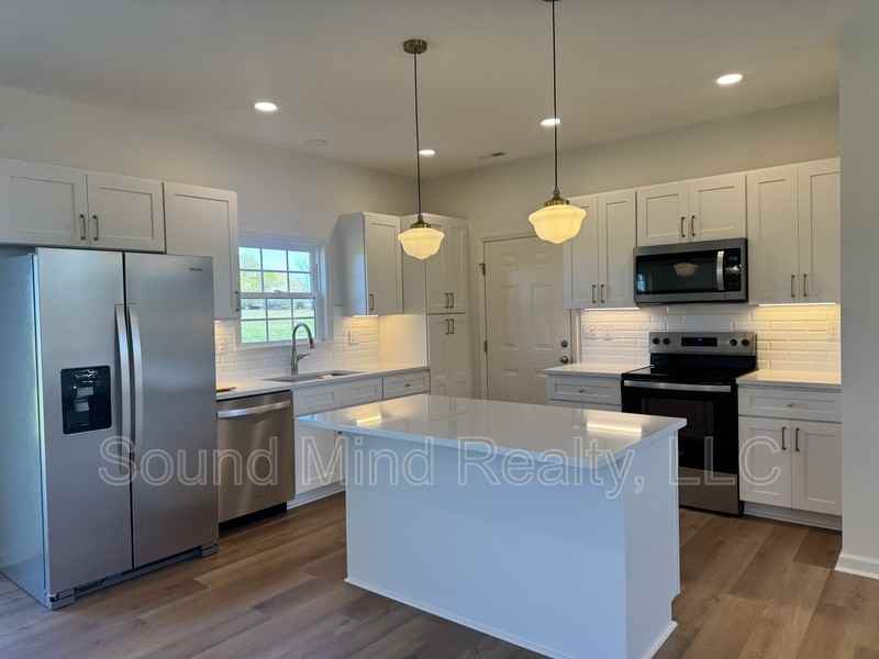 204 Landmark Dr - Photo 4 of 16