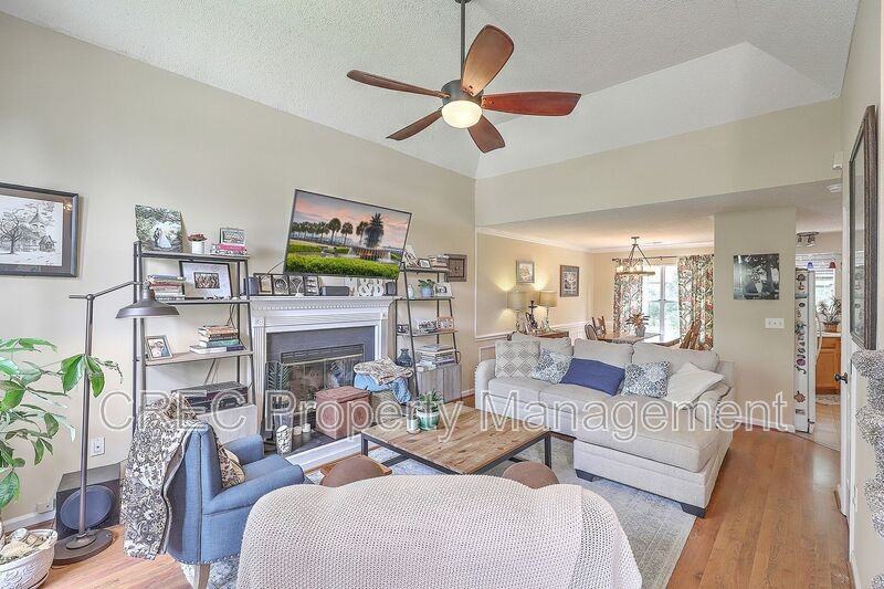 2318 N England Ct - Photo 4 of 29