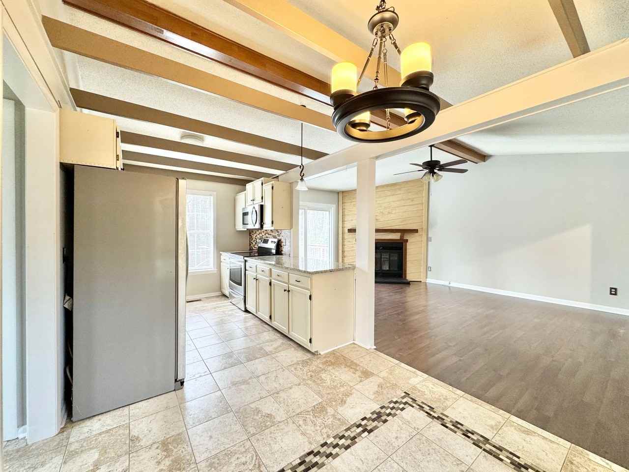 1819 Kello Dr - Photo 3 of 19