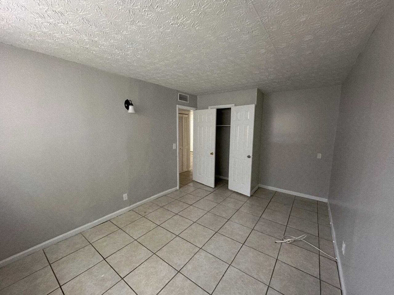 Aria - 2862 W. 1st St. #6 - Photo 5 of 11