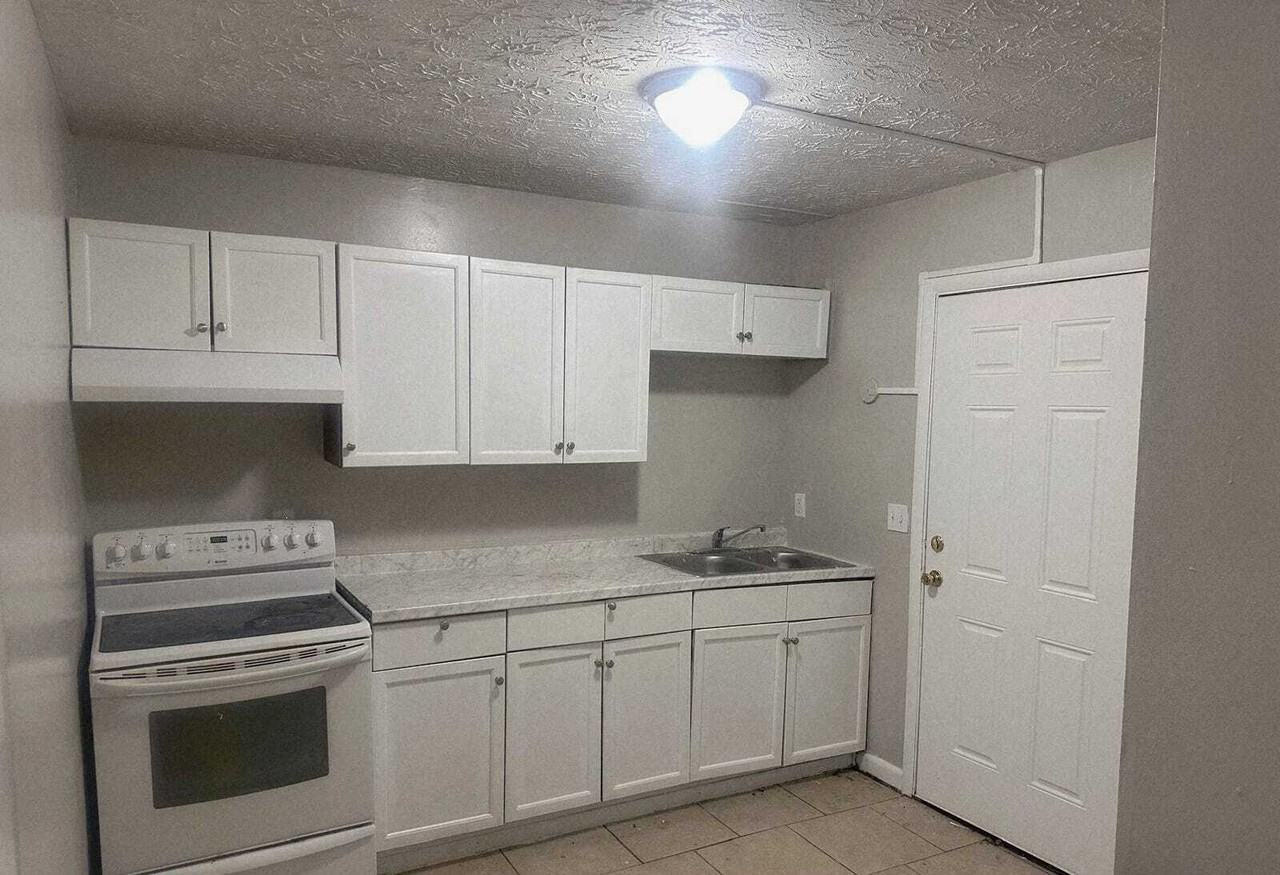 Aria - 2852 W. 1st St. #6 - Photo 3 of 11