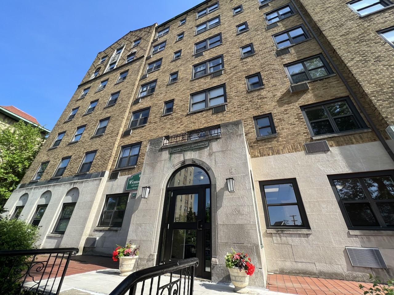 CENTRE COURT -- 158 - Photo 7 of 35