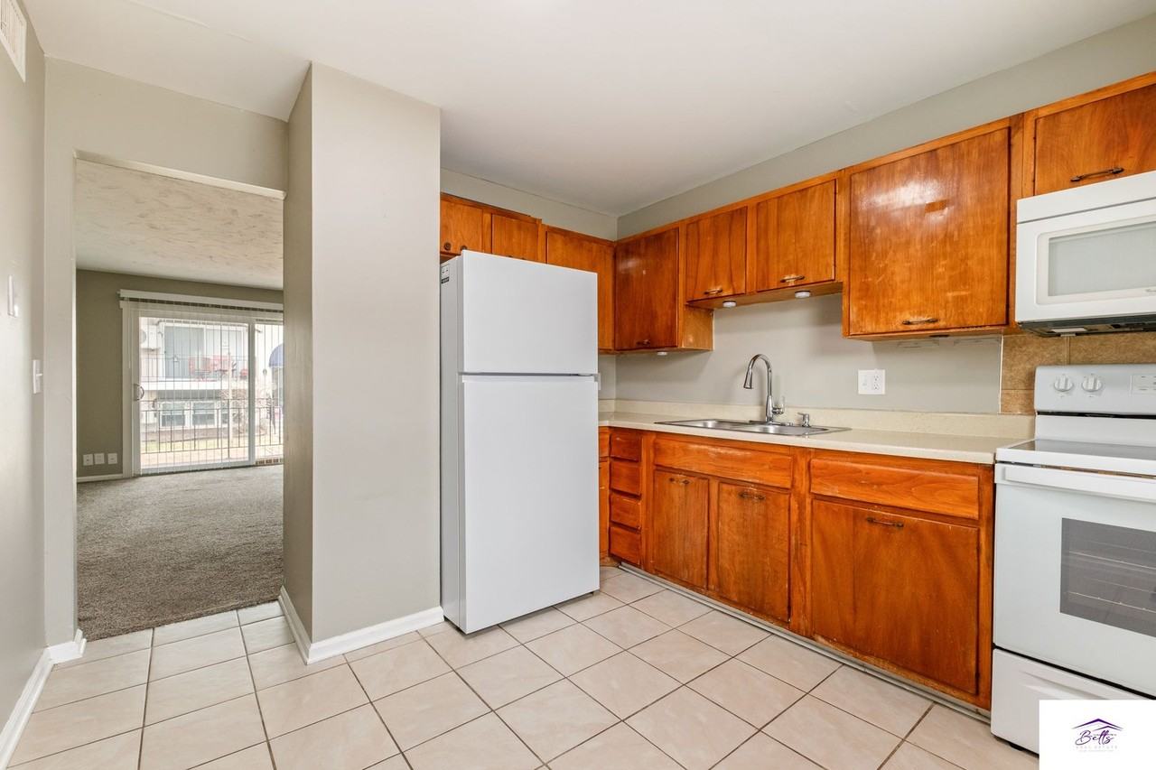 BELLEVUE 36 APARTMENTS - Photo 7 of 10