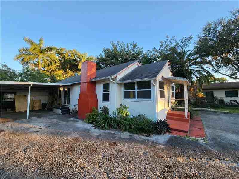 4616 Sw 33rd Ave - Photo 2 of 8