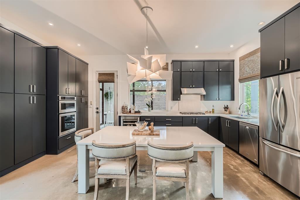 705 East Monroe Street - Photo 3 of 10