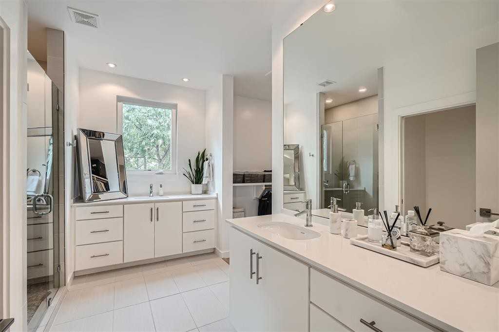 705 East Monroe Street - Photo 5 of 10