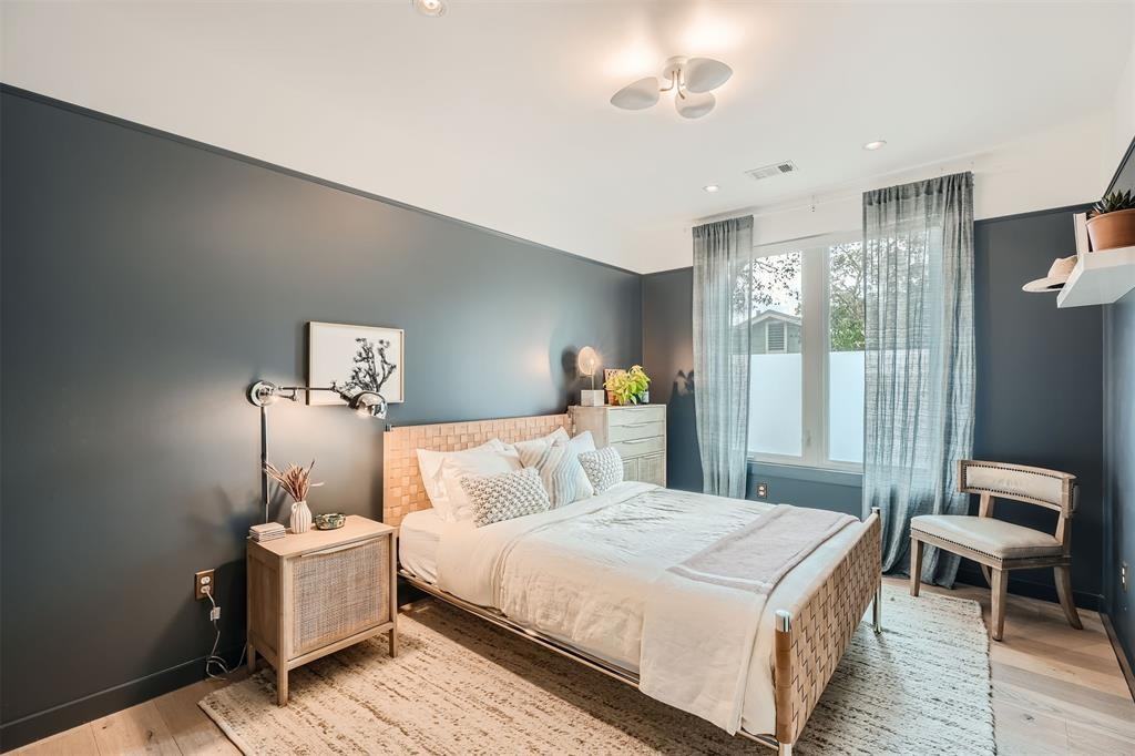 705 East Monroe Street - Photo 6 of 10