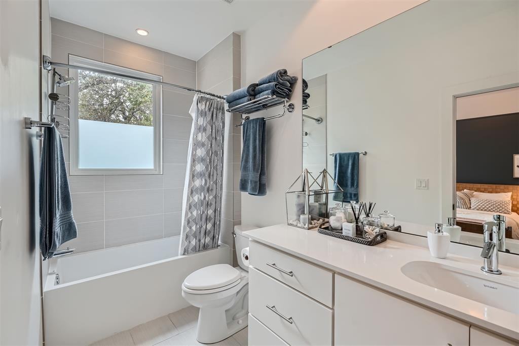 705 East Monroe Street - Photo 7 of 10