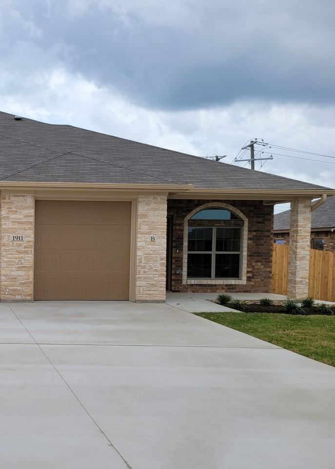 1911 Caspian Trl Unit B - Photo 3 of 16