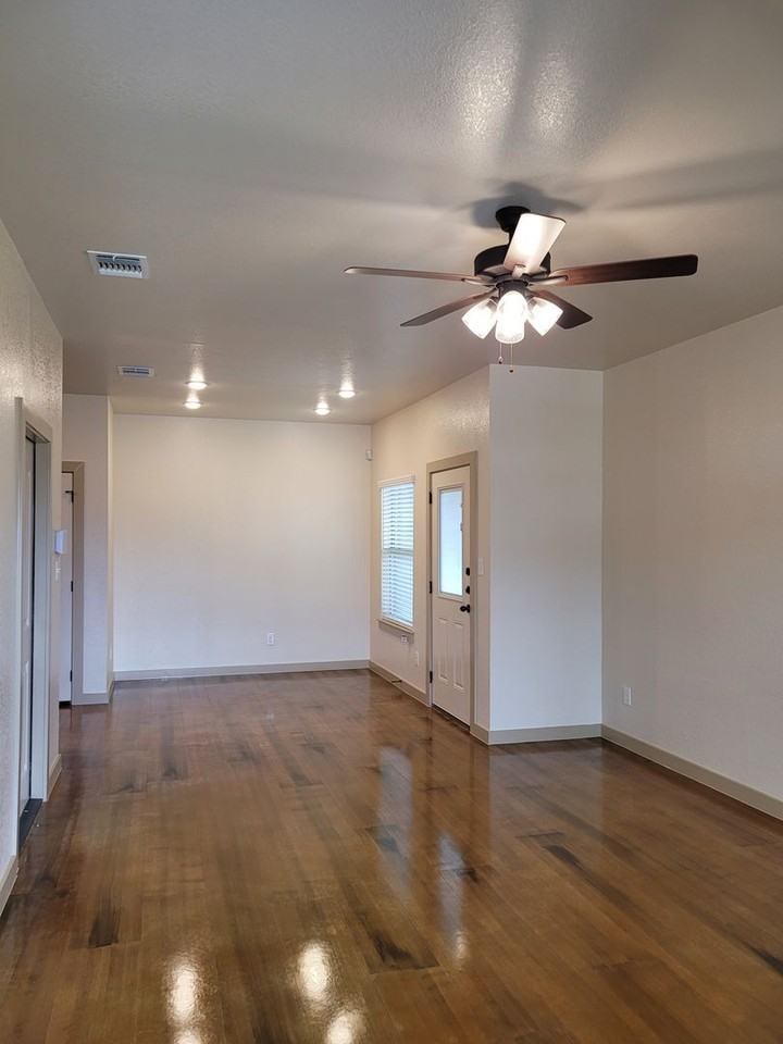 1911 Caspian Trl Unit B - Photo 4 of 16