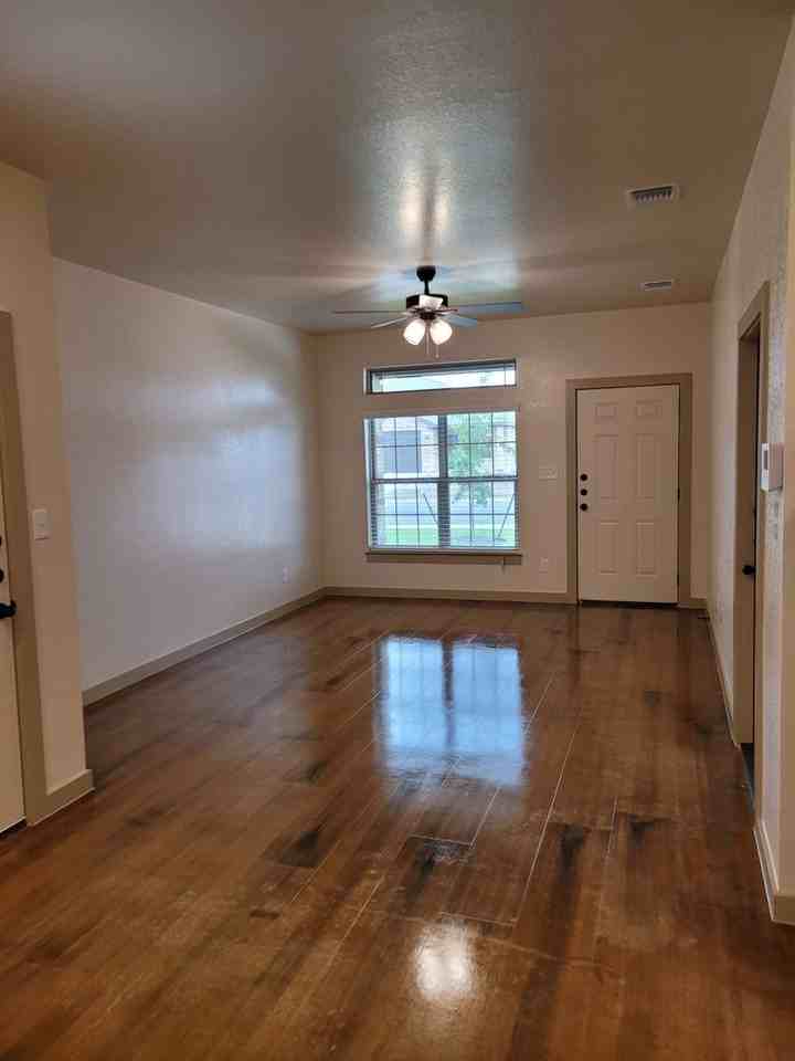 1911 Caspian Trl Unit B - Photo 5 of 16