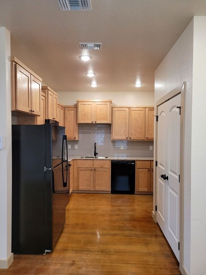 1911 Caspian Trl Unit B - Photo 6 of 16