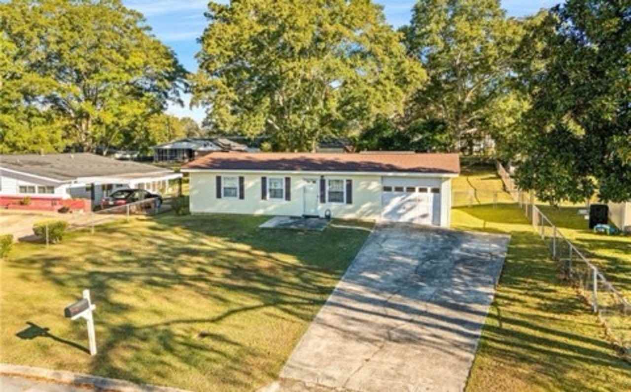 806 S 11th St - Photo 2 of 11