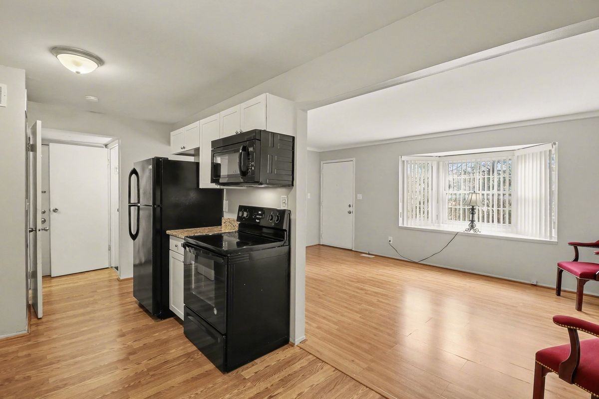 216 Lake Village Dr - Photo 6 of 21