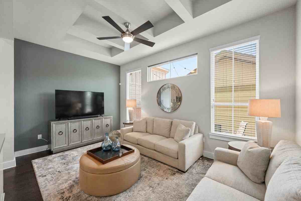 915 Banyon St - Photo 4 of 28