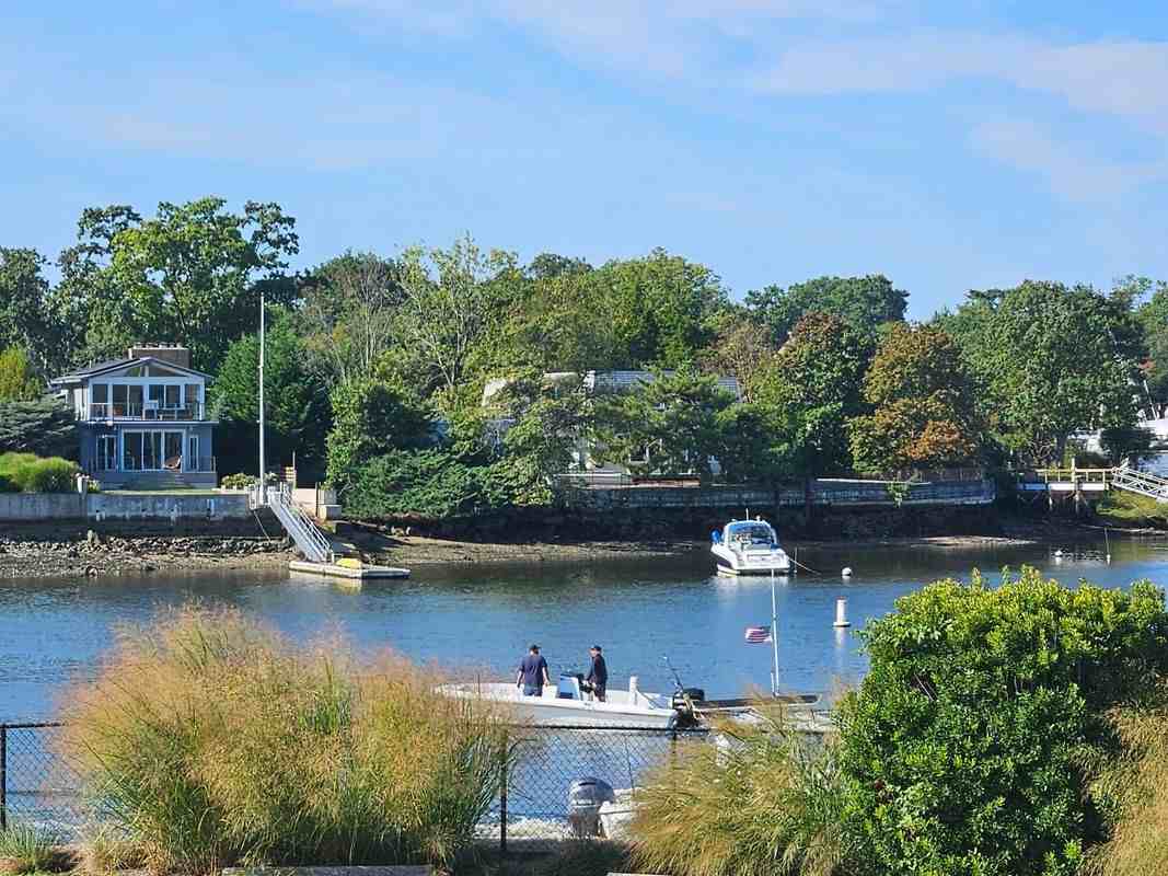 1035 Shore Acres Dr - Photo 2 of 3