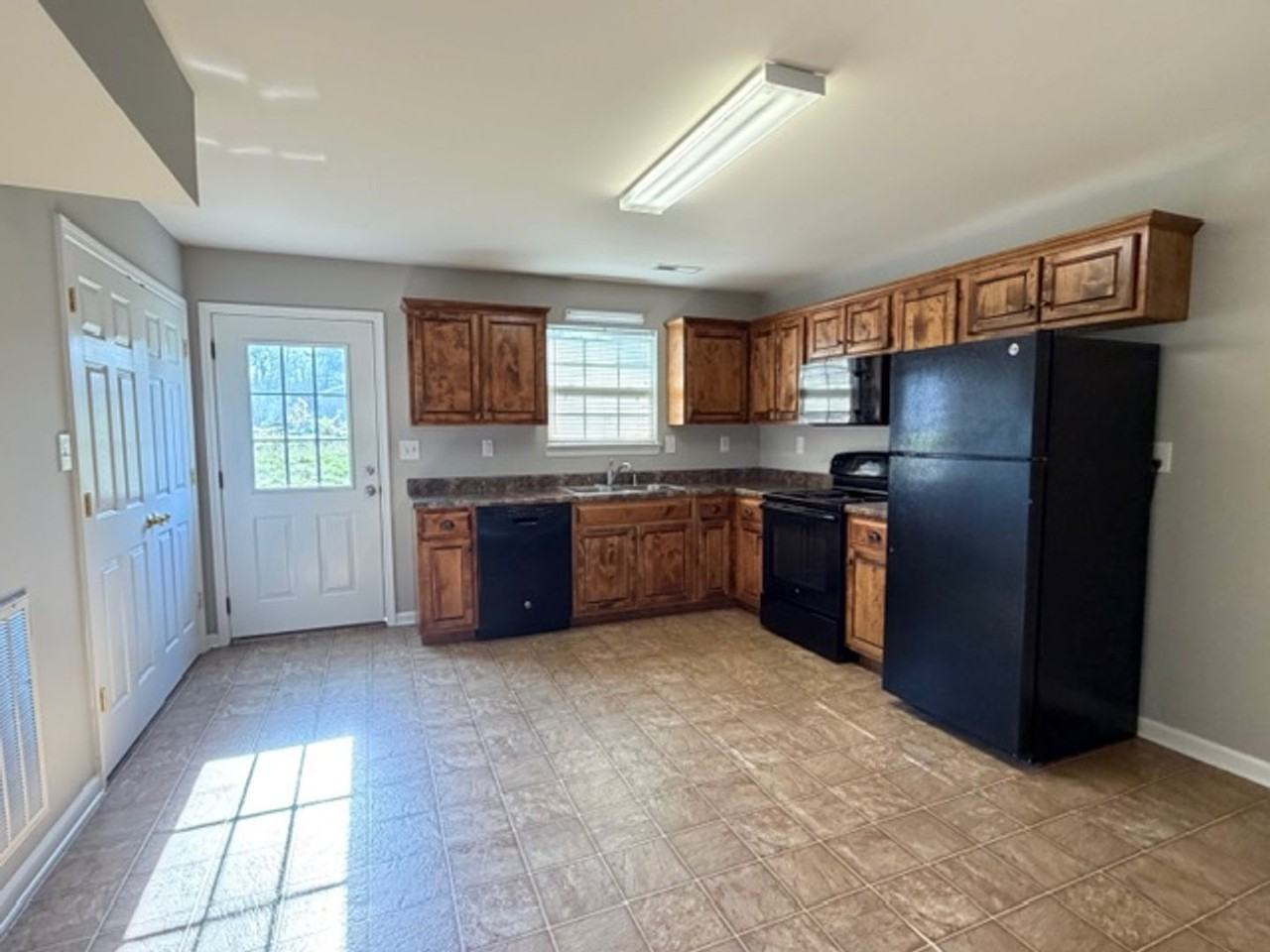 1299 Pond St Se - Photo 4 of 11