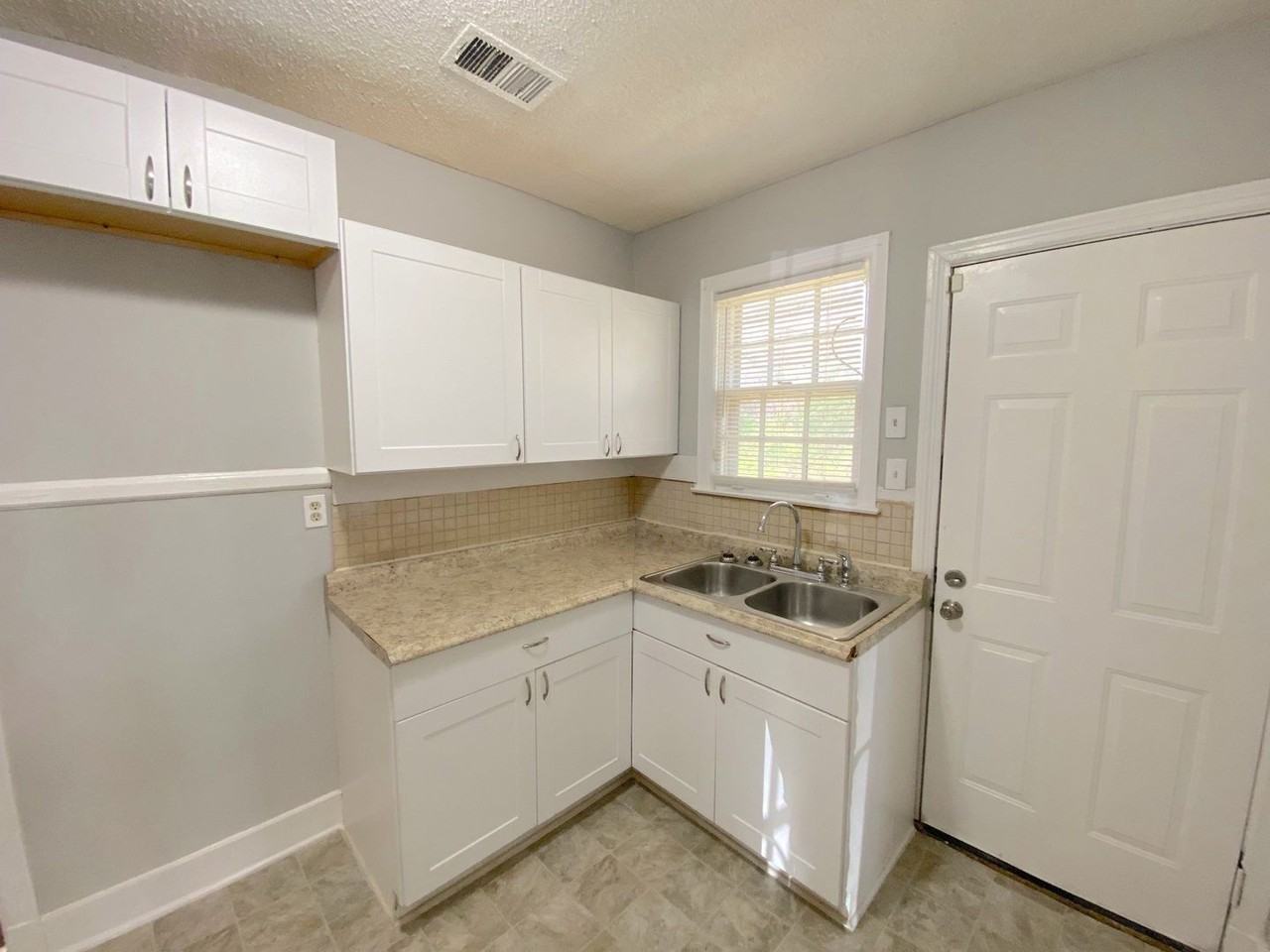 722 Lydgate Rd - Photo 4 of 13
