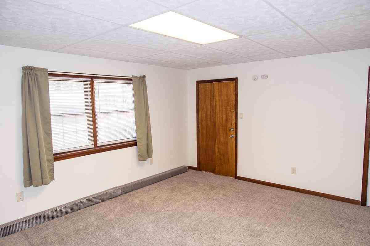 682 Bennett St - Photo 3 of 18