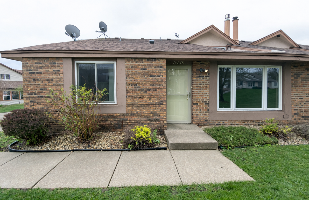 14248 Hemlock Ct N - Photo 2 of 10