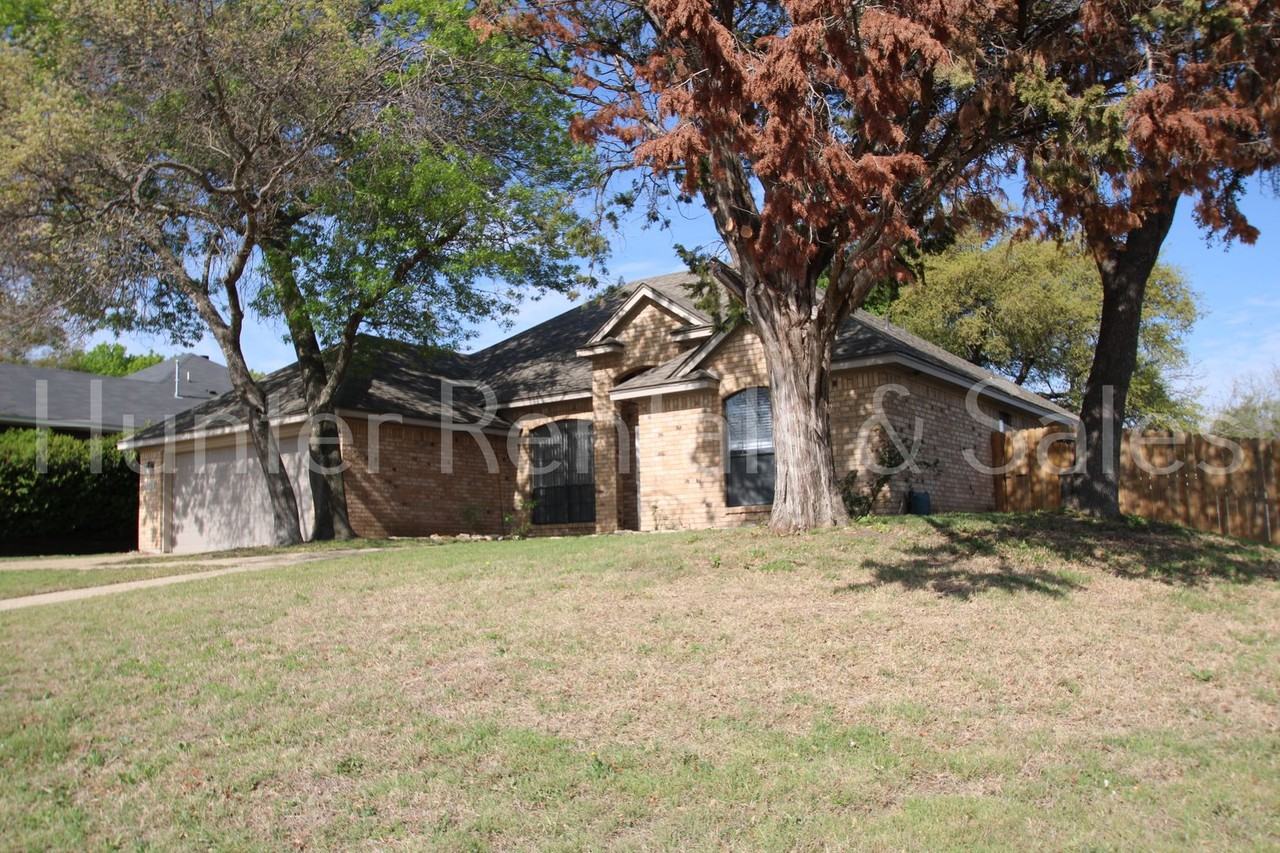 700 Honeysuckle Cir - Photo 2 of 30