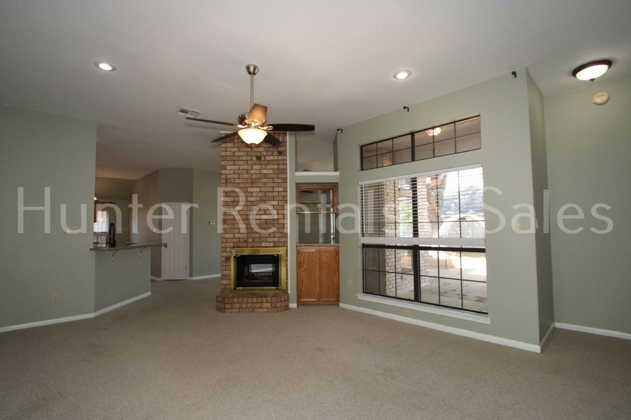 700 Honeysuckle Cir - Photo 4 of 30