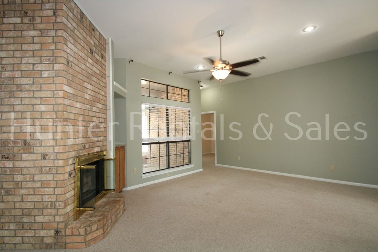 700 Honeysuckle Cir - Photo 5 of 30