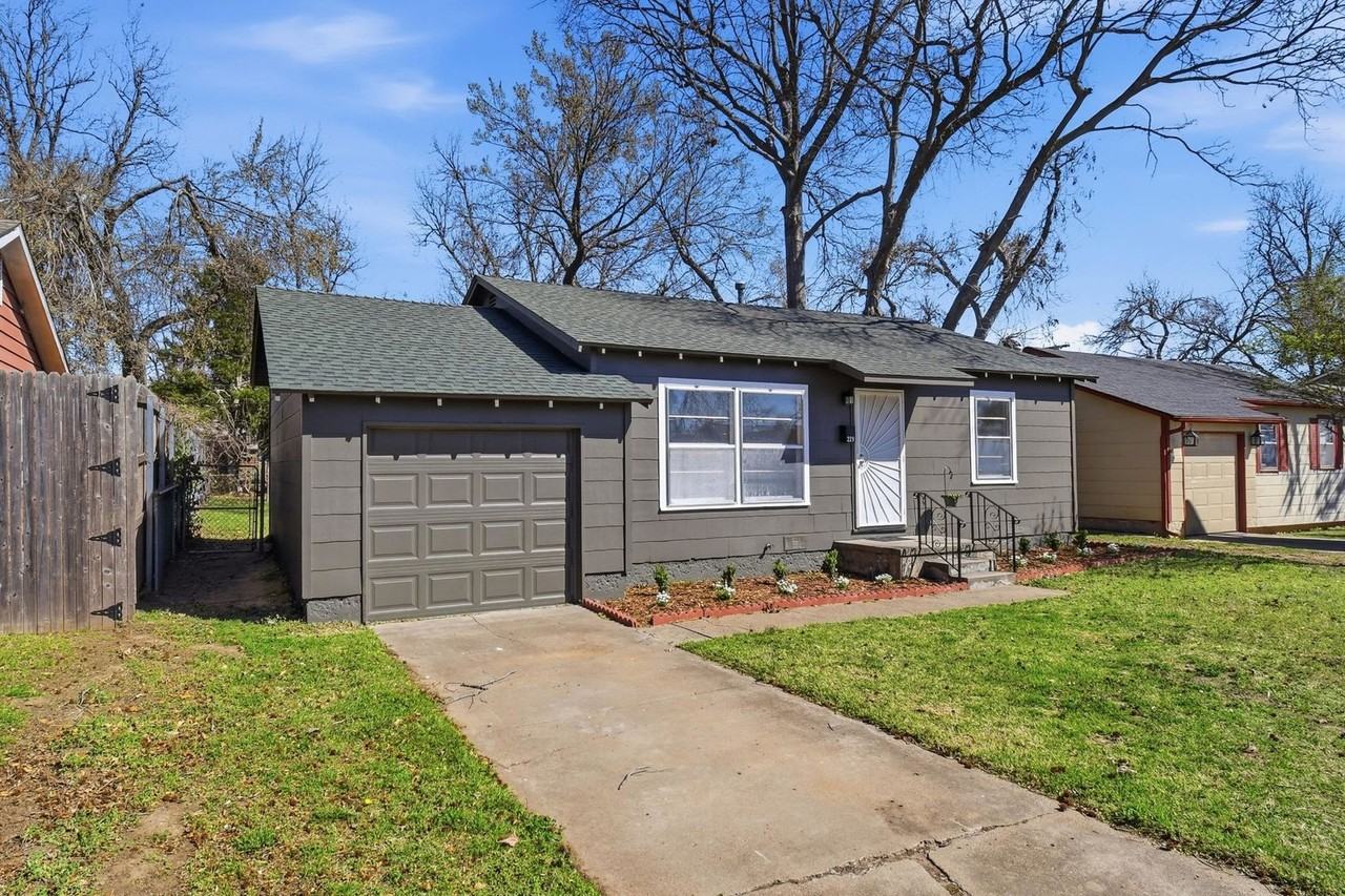 229 E 45th Pl - Photo 3 of 21