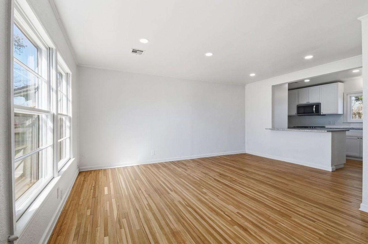 229 E 45th Pl - Photo 4 of 21