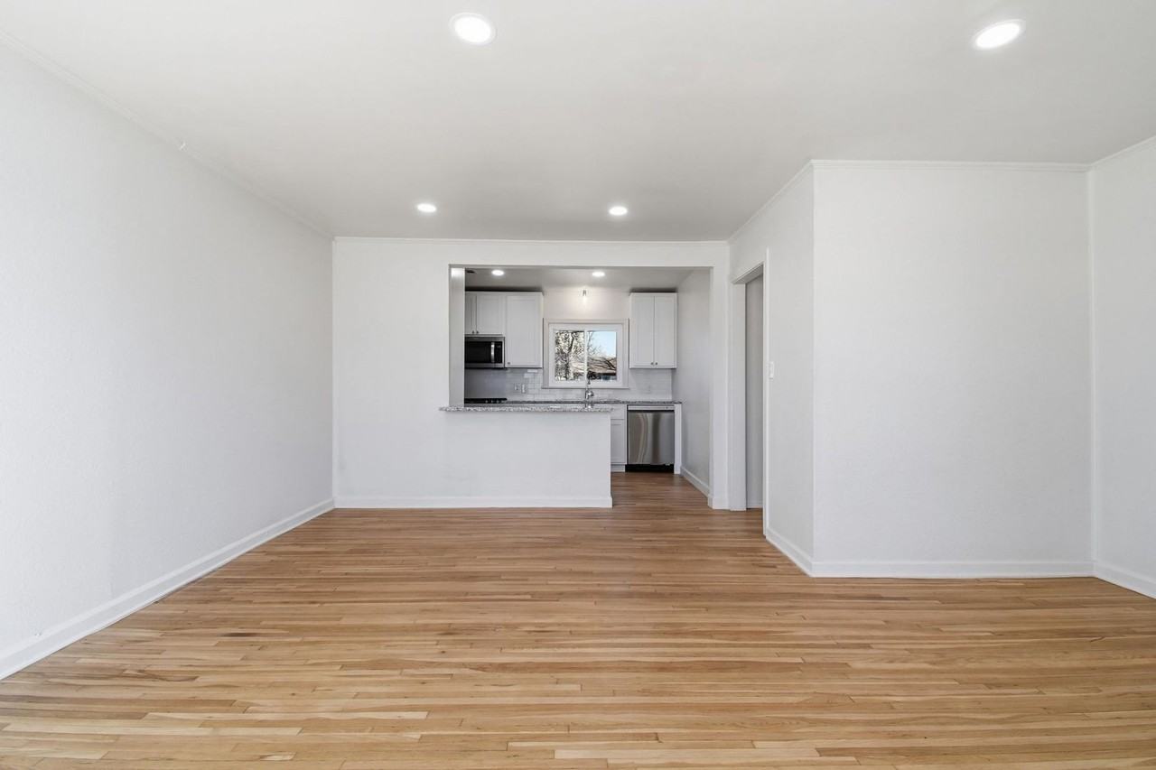 229 E 45th Pl - Photo 5 of 21