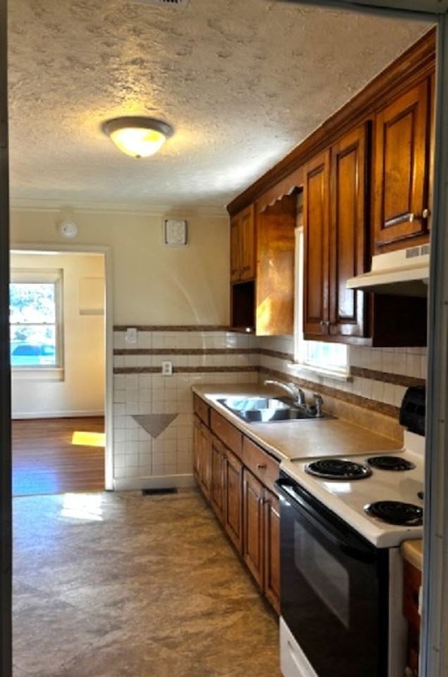 1009 Fourqurean Ln - Photo 3 of 13