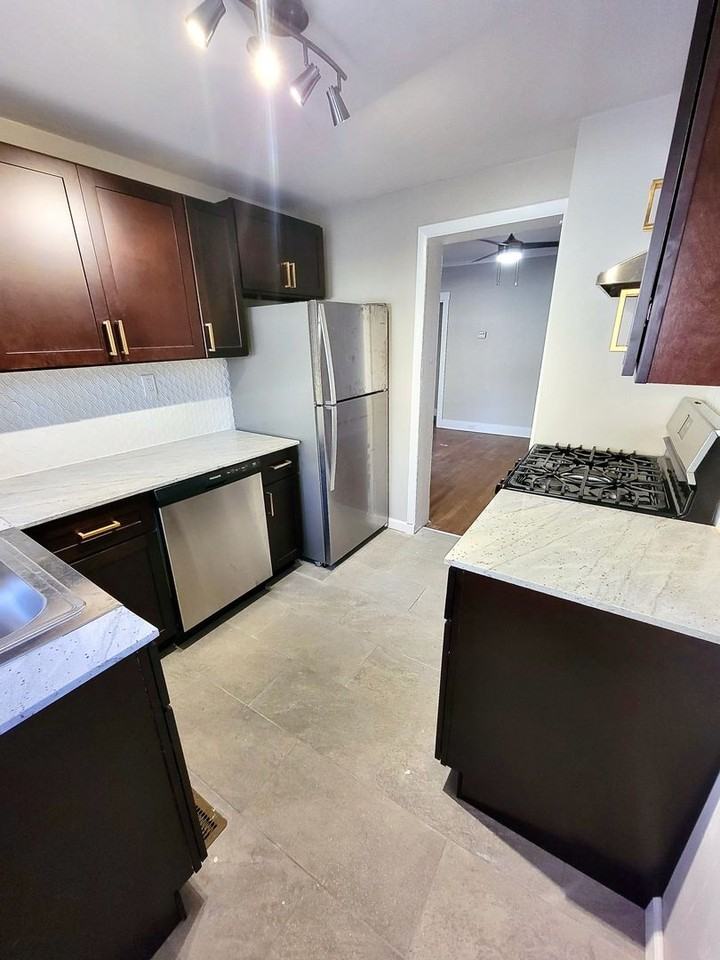 176 Hallock St - Photo 4 of 13