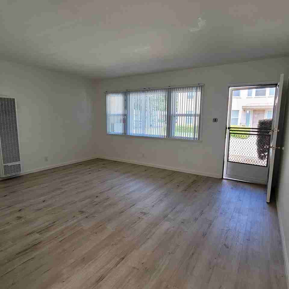 24 N Joanne Ave - Photo 5 of 13