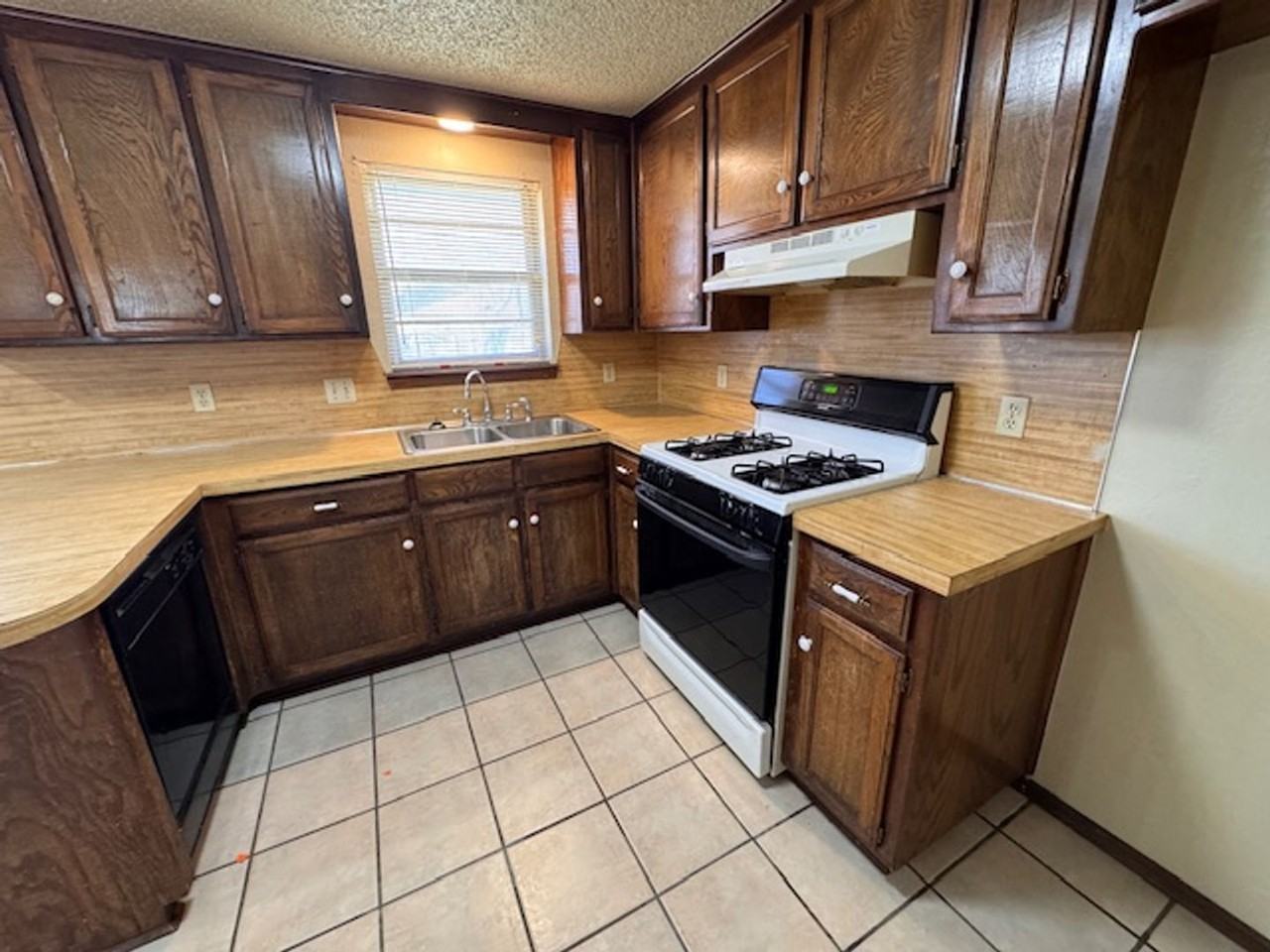 8607 S Brookline Ave - Photo 2 of 7