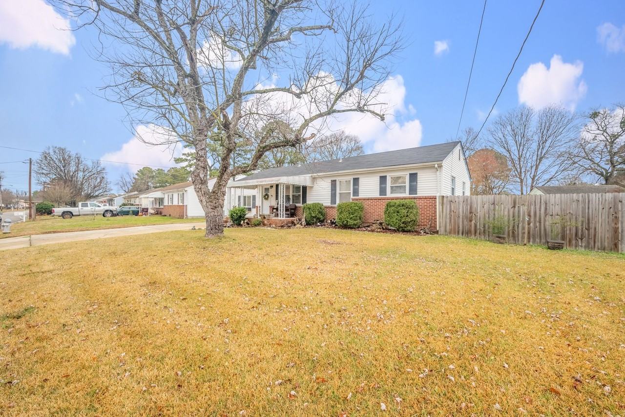 1061 Saint Julian Dr - Photo 3 of 35