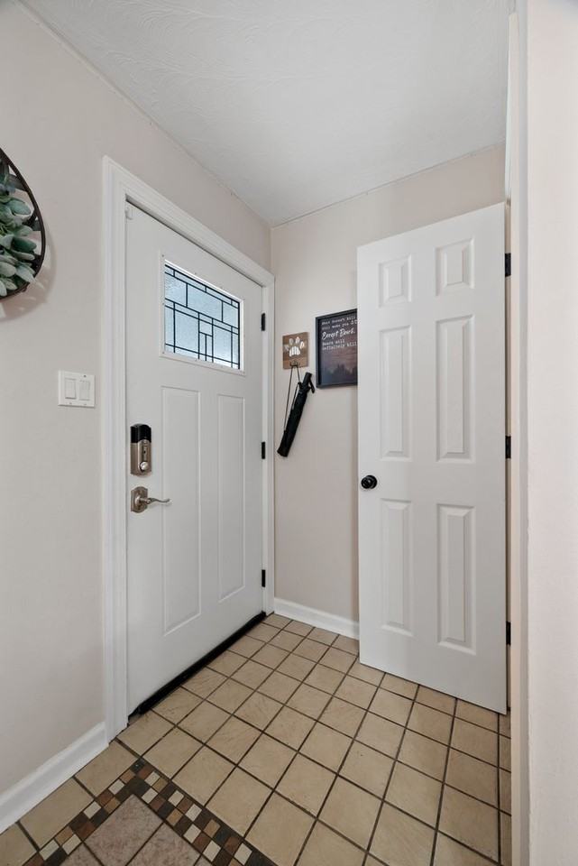 1061 Saint Julian Dr - Photo 5 of 35