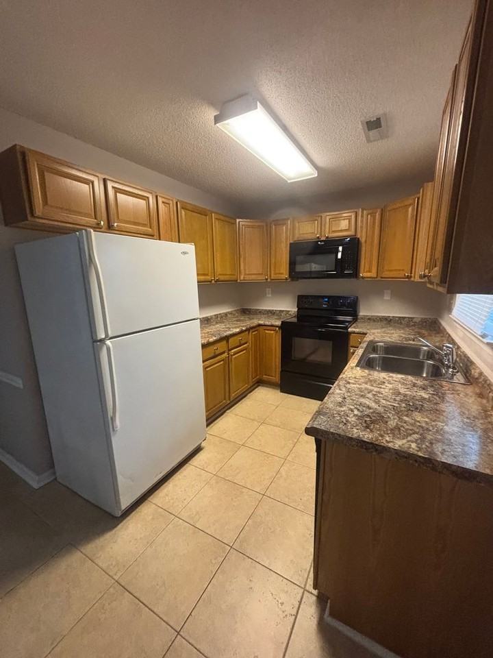 11568 Jade Ln Se - Photo 7 of 11