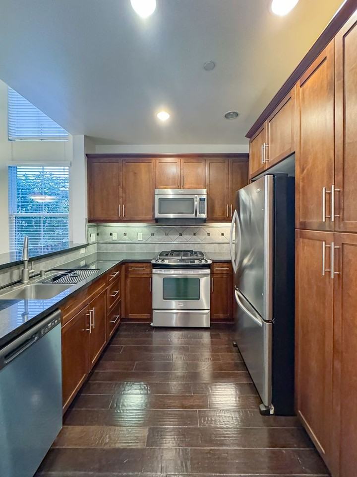 2349 Jefferson St - Photo 4 of 11