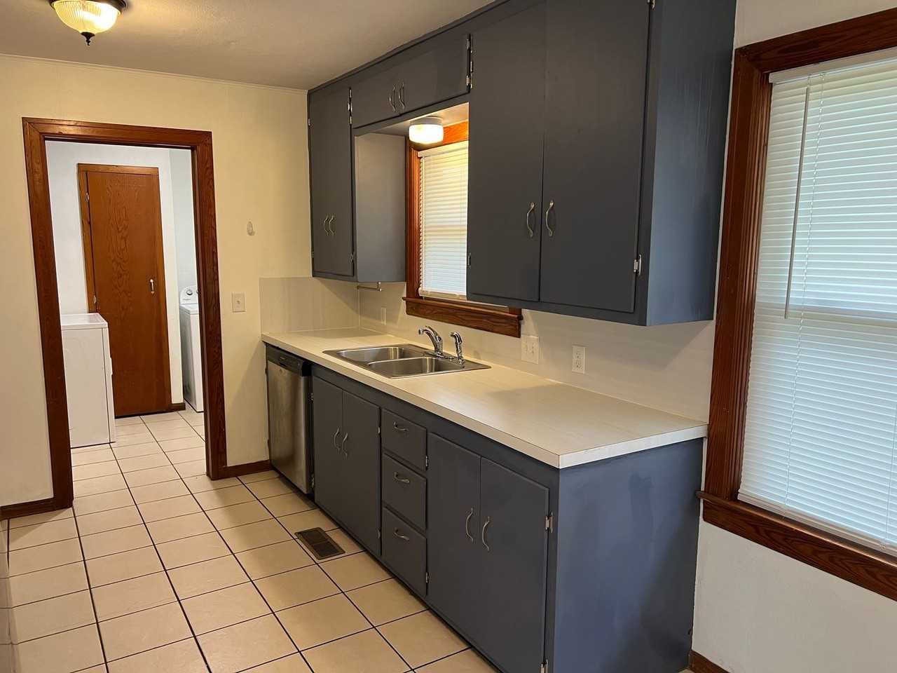 1009 Mike Ave - Photo 3 of 25