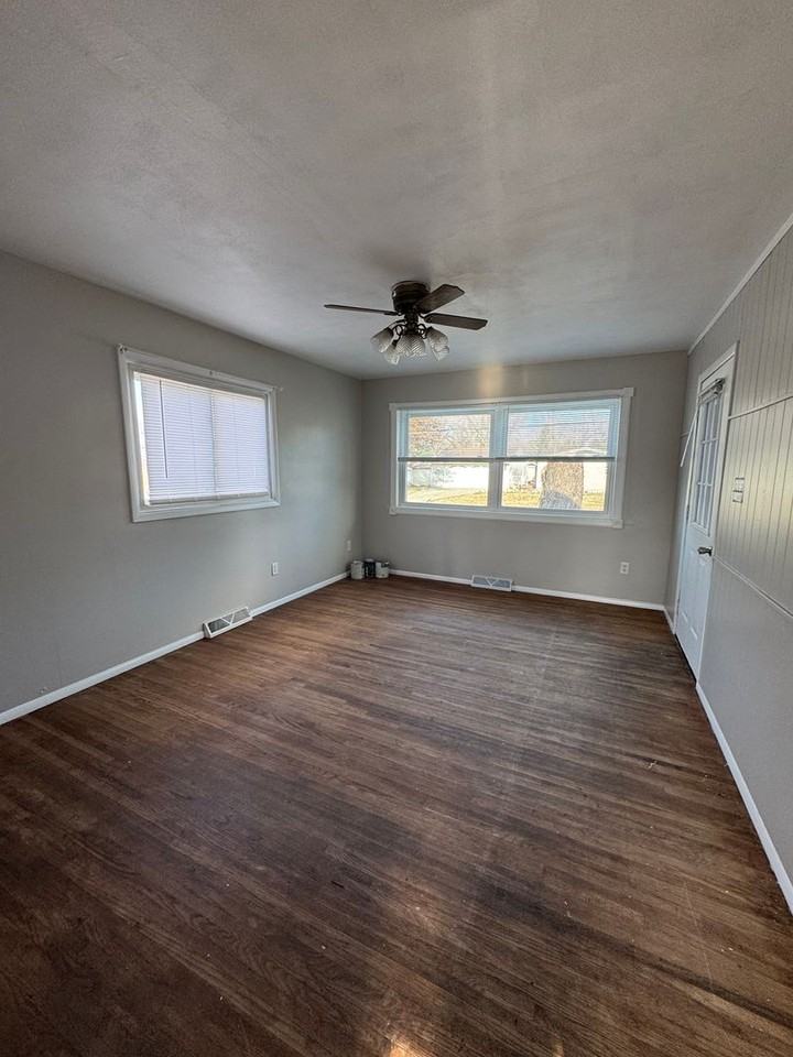 113 Pleasant Dr - Photo 2 of 8