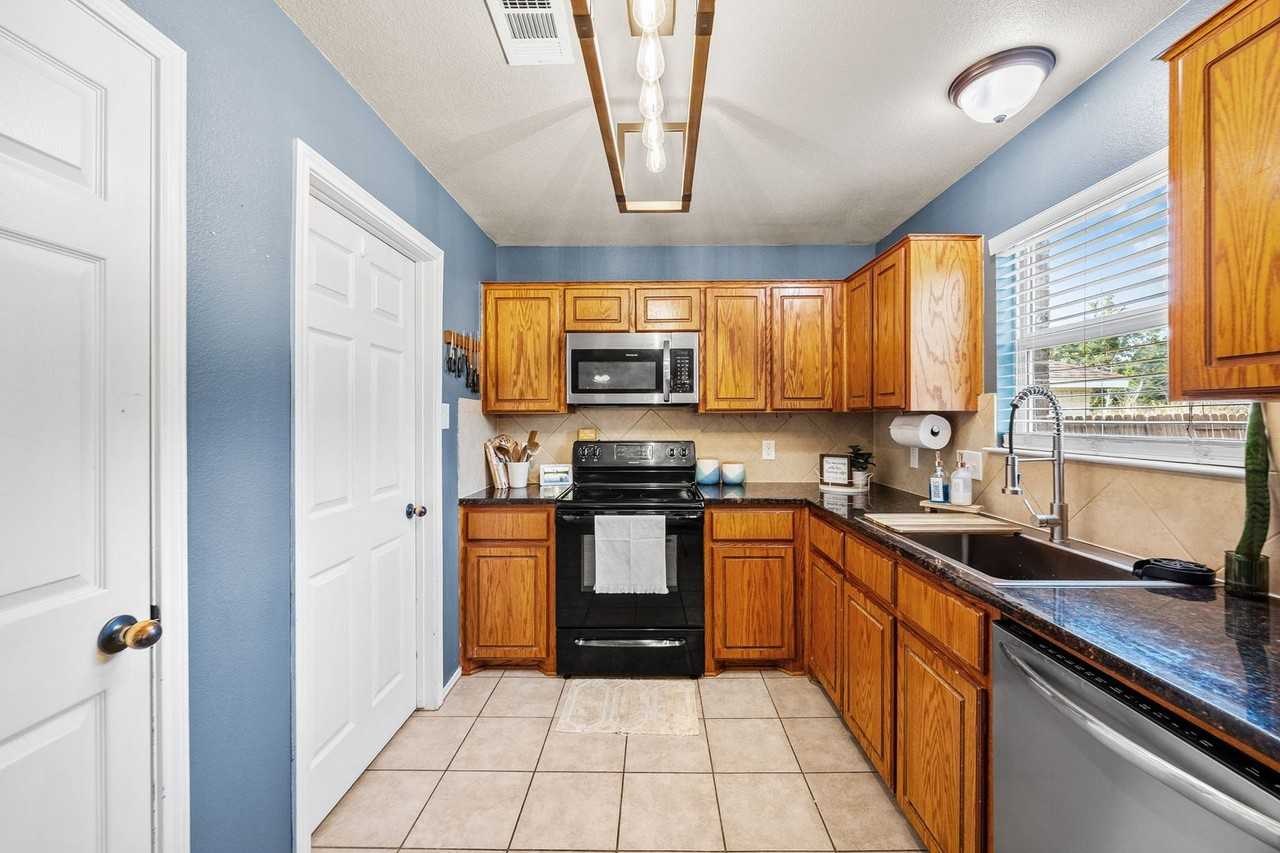 4103 Dewitt County Ct - Photo 2 of 32