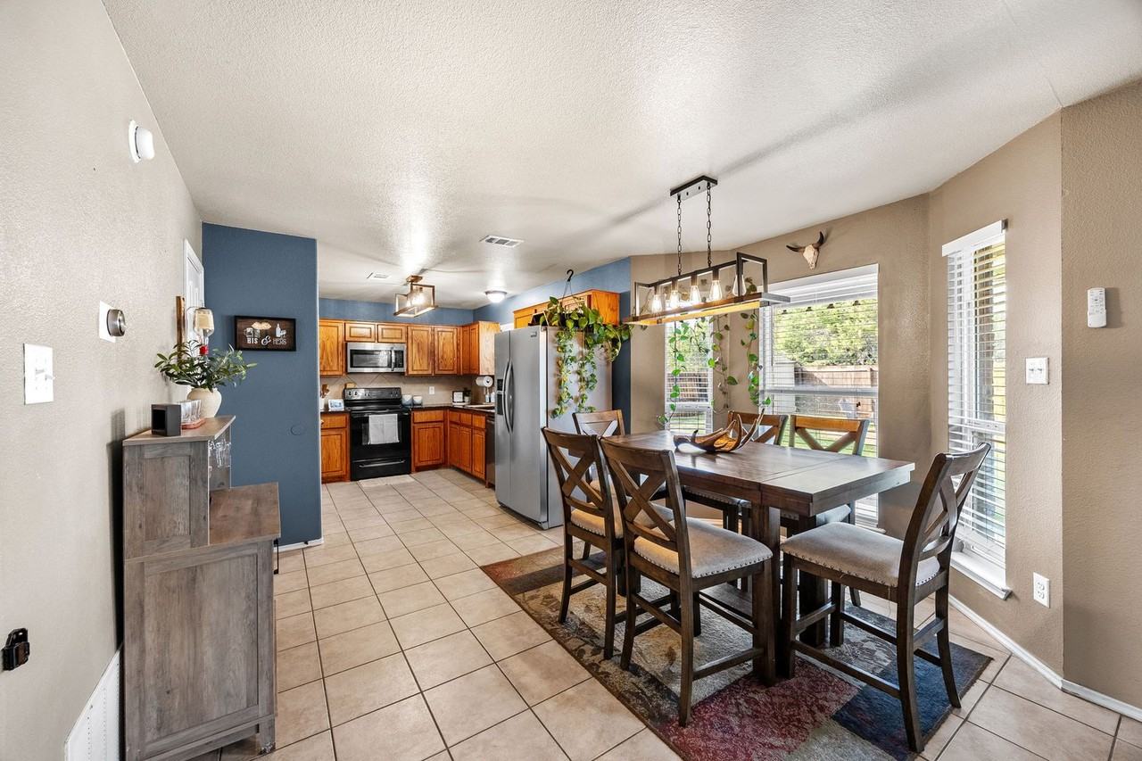 4103 Dewitt County Ct - Photo 3 of 32