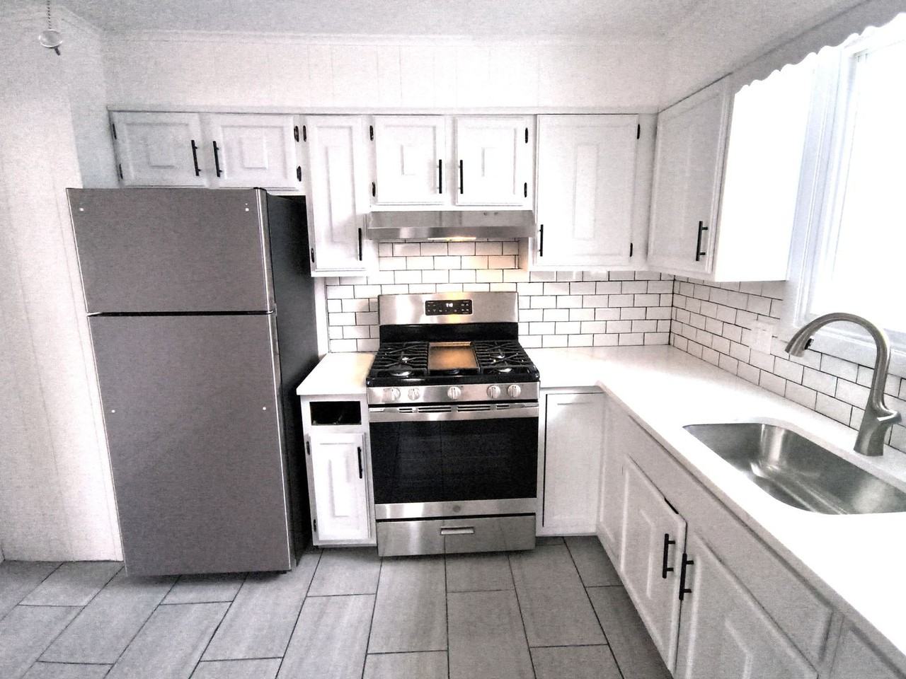 48 Tiffany St - Photo 2 of 18