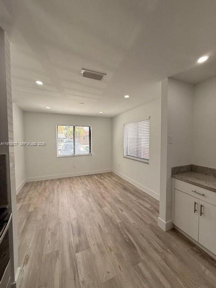 3609 Sw 27th St - Photo 3 of 16