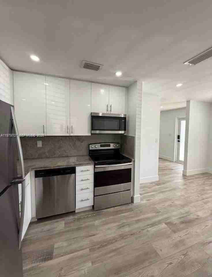 3609 Sw 27th St - Photo 4 of 16