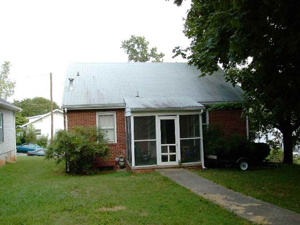 701 Saint Clair Ave - Photo 3 of 16