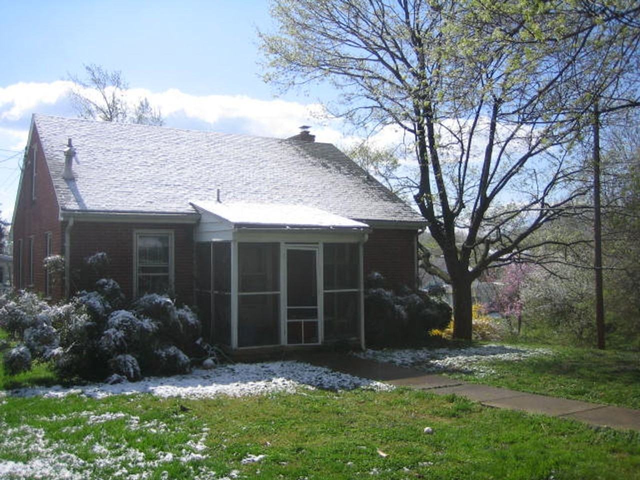 701 Saint Clair Ave - Photo 5 of 16